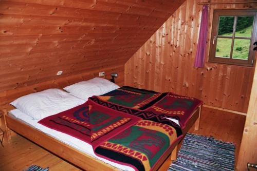 巴特圣莱昂哈德艾比斯克夫乌特恩木屋的小木屋内一间卧室,配有一张床