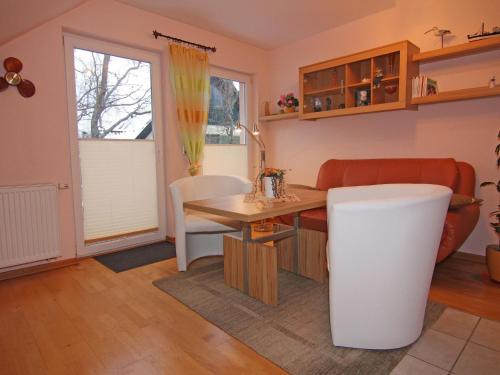 奥茨塞巴德·迪尔哈根Apartment in Dierhagen with balcony的客厅配有桌子和椅子