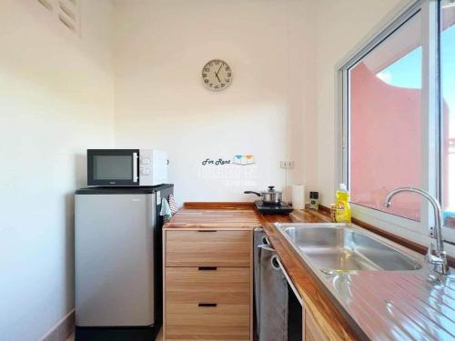 苏梅岛Casa Cactus的厨房配有冰箱和微波炉。