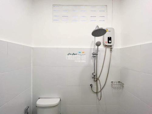 苏梅岛Casa Cactus的白色浴室设有淋浴和卫生间