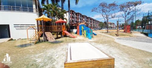 巴西利亚Luxuoso Flat em resort vista incrível para o Lago的一个带游乐场的公园,配有游戏设备
