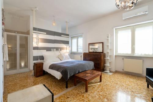 罗马洛坎达德尔科西酒店的一间卧室配有一张带条纹墙的床