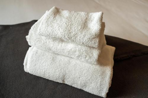 罗马洛坎达德尔科西酒店的一堆白色毛巾坐在地板上