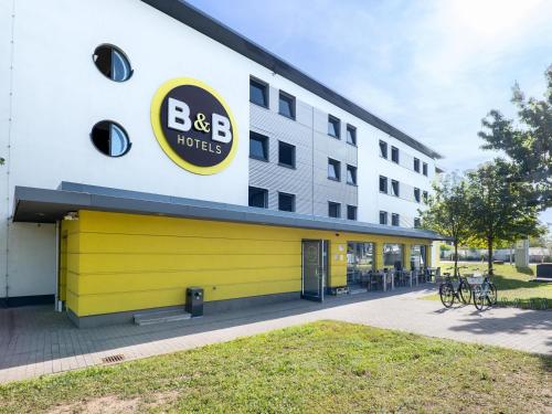 曼海姆B&B Hotel Mannheim的上面有方舟酒店标志的建筑