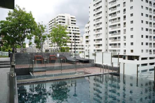 Klong Toi2 beds bangkok center max 6的两座高楼水库