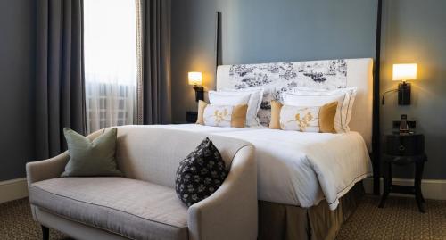 巴斯The Gainsborough Bath Spa - Small Luxury Hotels of the World的一间卧室配有一张大床和一张沙发