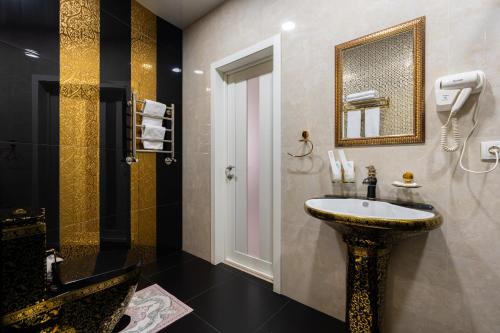 塔什干Shoxjahon Hotel - 600 Mbps Internet的一间带水槽和镜子的浴室