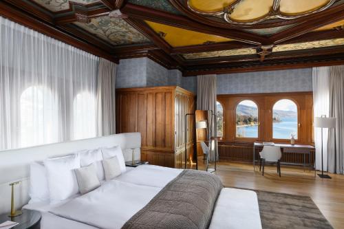 洛桑德奥奇城堡酒店的一间卧室配有一张床和一张书桌