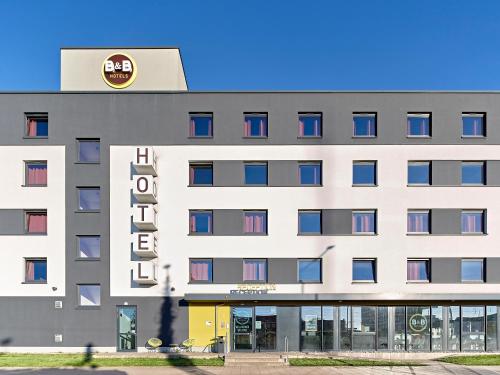 奥斯纳布吕克奥斯纳布吕克住宿加早餐酒店的一座白色的大建筑,上面有标志