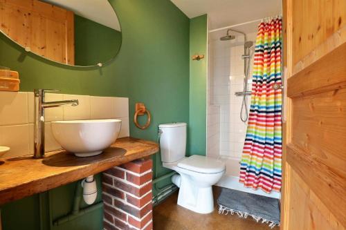 Saint-ThurialLa haie chapeau的浴室设有卫生间和彩虹浴帘