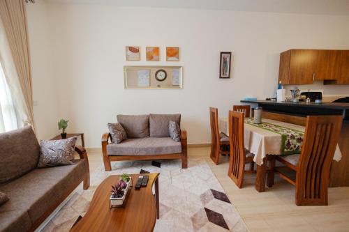 WakisoApartment at Pearl Marina - Garuga Road的客厅配有沙发和桌子
