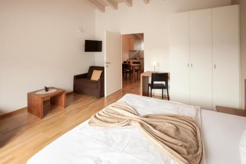 布鲁尼科Residence Panorama的一间卧室设有一张床和一间客厅。