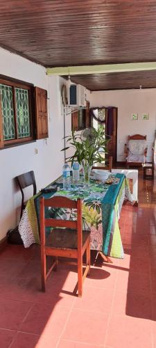图阿马西纳Maison d'hôtes Villa Mont du Pèlerin à Toamasina Madagascar的餐桌