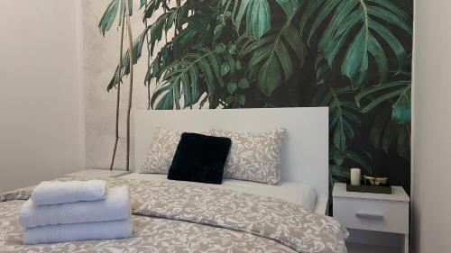 卡托维兹Parkcity Katowice Bogucice的一间卧室配有一张植物墙床