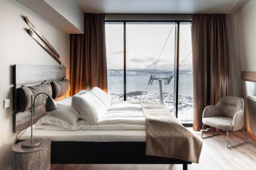 纳尔维克Basecamp Narvik的一间卧室设有一张床和一个大窗户