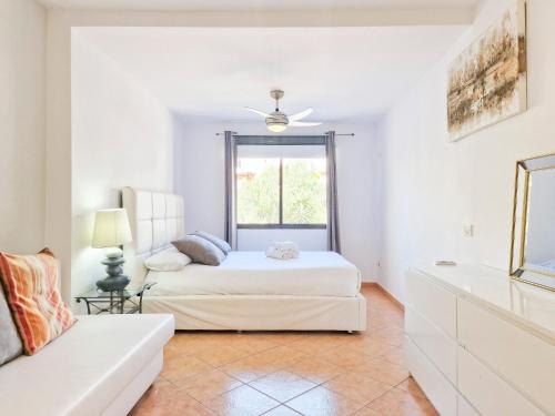 厄尔梅达诺MEDANO4YOU Montaña Roja Beach House的白色的客房设有两张床和窗户。