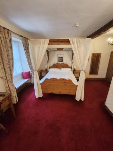 桑顿代尔新宾馆的一间卧室配有一张大床和红地毯
