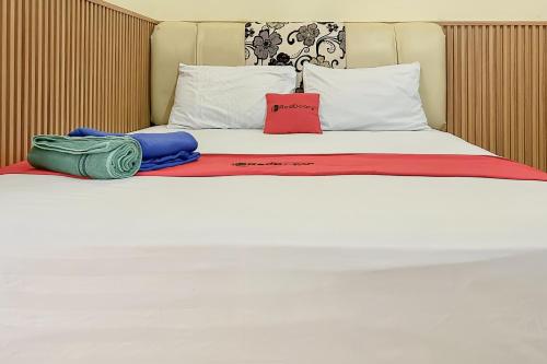巴厘巴板RedDoorz near Wisma Cahaya Abadi Sepinggan Aiport的一张白色的床,上面有两个枕头