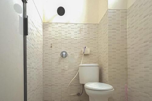 巴厘巴板RedDoorz near Wisma Cahaya Abadi Sepinggan Aiport的一间带卫生间和淋浴的浴室