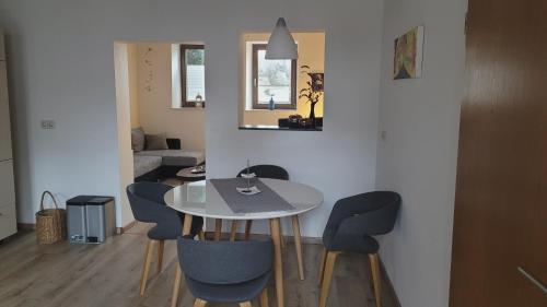 瓦尔堡Am Diemelradweg的一间配备有白色桌椅的用餐室