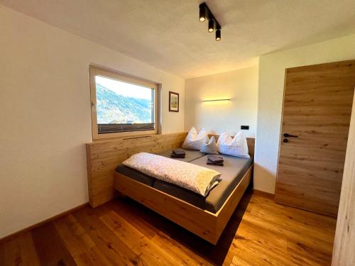 菲根贝格Appartement Hirner的一间卧室配有一张床,设有窗户和门