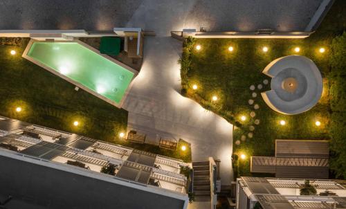托罗尼Eco Green Residences & Suites的享有带卫生间的游泳池的上方景色