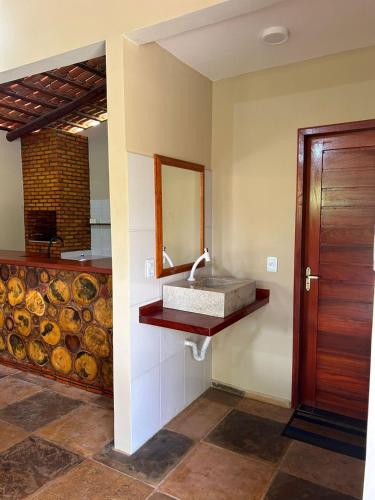 日若卡-迪热里科阿科阿拉Imperio dos Bambus Suites的浴室设有水槽和墙上的镜子