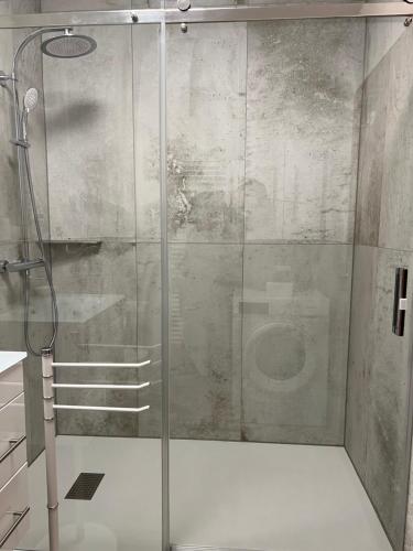 曼海姆Appartement Schwetzingerstadt的浴室里设有玻璃门淋浴