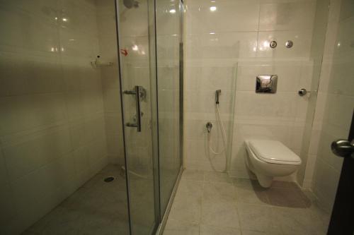 维沙卡帕特南Hotel green apple的带淋浴和卫生间的浴室