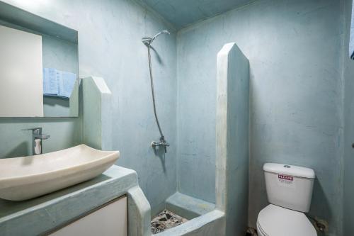 海若克利欧Γκαρσονιέρα #2 υπνοδωμάτιο σε οντά的一间带水槽和卫生间的浴室