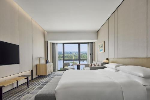 成都成都恒邦天府喜来登酒店的酒店客房设有一张大床和一台电视。