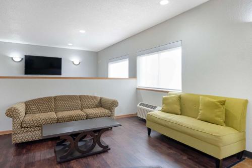 伯米吉Quality Inn的带沙发和电视的客厅