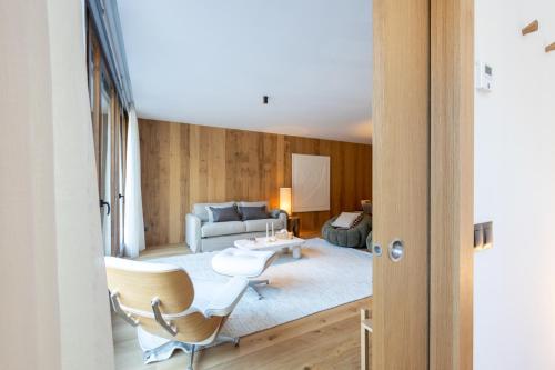 埃尔塔特Isard Homes by Select Rentals的客厅配有沙发和桌子