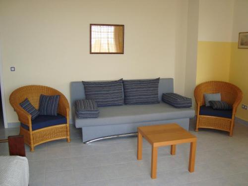 曼德雷Apartment Ivanka的一张沙发,房间配有两把椅子和一张桌子
