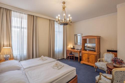 布尔诺欧罗巴酒店的酒店客房设有一张大床和一张书桌。