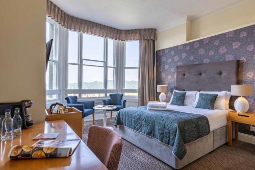 温德米尔温德米尔酒店的酒店客房设有床和客厅。