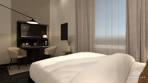 布雷达凯泽布雷达中心金郁金香酒店的一间卧室配有一张床、一张书桌和一台电视