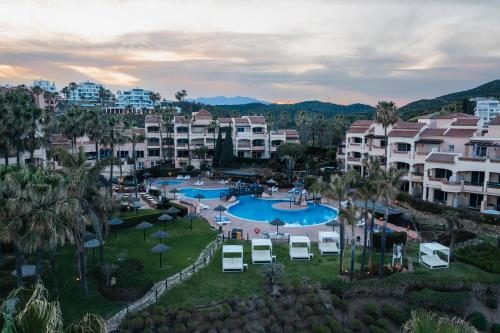 米哈斯科斯塔Wyndham Grand Costa del Sol的享有度假胜地的空中景致,设有2个游泳池