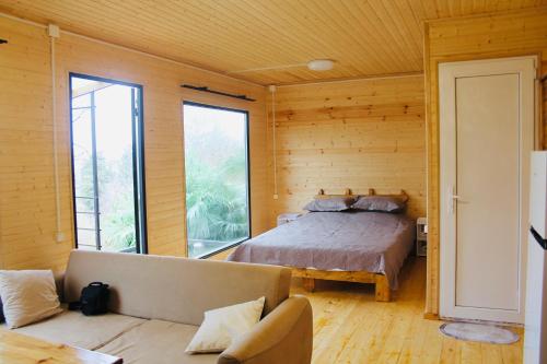 巴统Kottage anania的一间卧室配有一张床和一个沙发