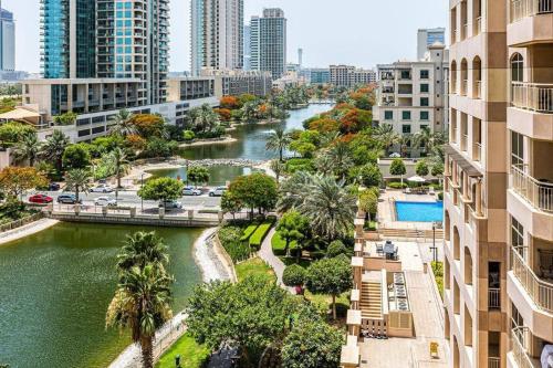 迪拜Lakeside Bliss Home的城市中河流景观,建筑