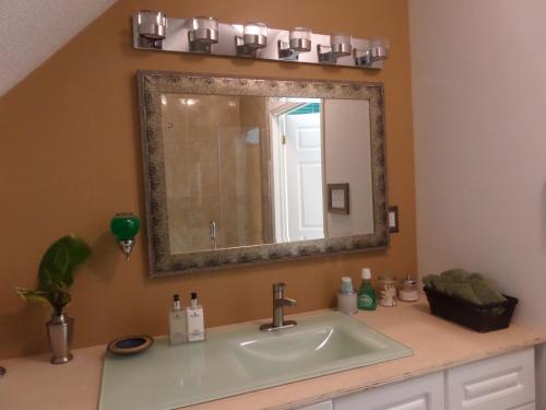 卡利登莫莱恩宾馆的一间带水槽和镜子的浴室