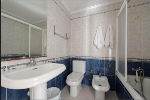 拉马他阿尔巴旅馆的一间带水槽和卫生间的浴室