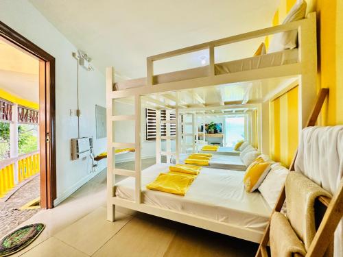 八打雁Dreamland Paradise Resort的客房内的一组双层床