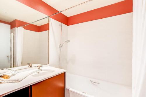 热纳帕尔凯斯特酒店的一间带水槽和镜子的浴室