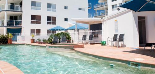 巴加拉巴加拉布鲁度假酒店的公寓大楼前的游泳池