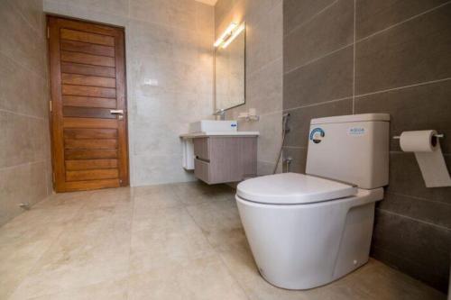 康提Kings Hantana的浴室配有白色卫生间和盥洗盆。