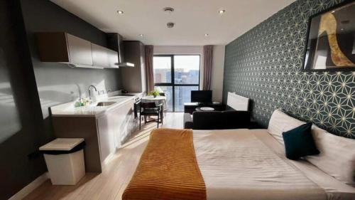 利物浦Modern Studio Apartment by BOLD Apartments的酒店客房带一张床和一个厨房