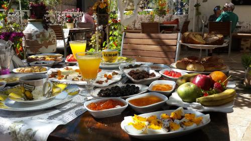 阿拉尼亚Lemon Villa Hotel - Adult Only的餐桌上有许多食物和饮料