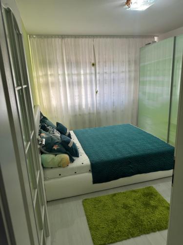 德瓦Inchisa的一间小卧室,配有一张带窗户的床