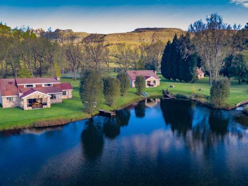 德拉肯斯堡花园纳福隆湖度假酒店的享有湖畔房屋的空中景致